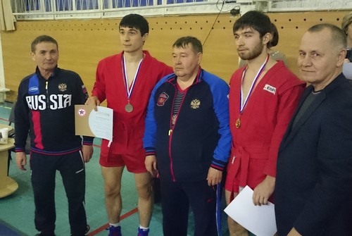 Награждение качканарских спортсменов на чемпионате УрФО. Награждает главный тренер Свердловской области Валерий Стенников