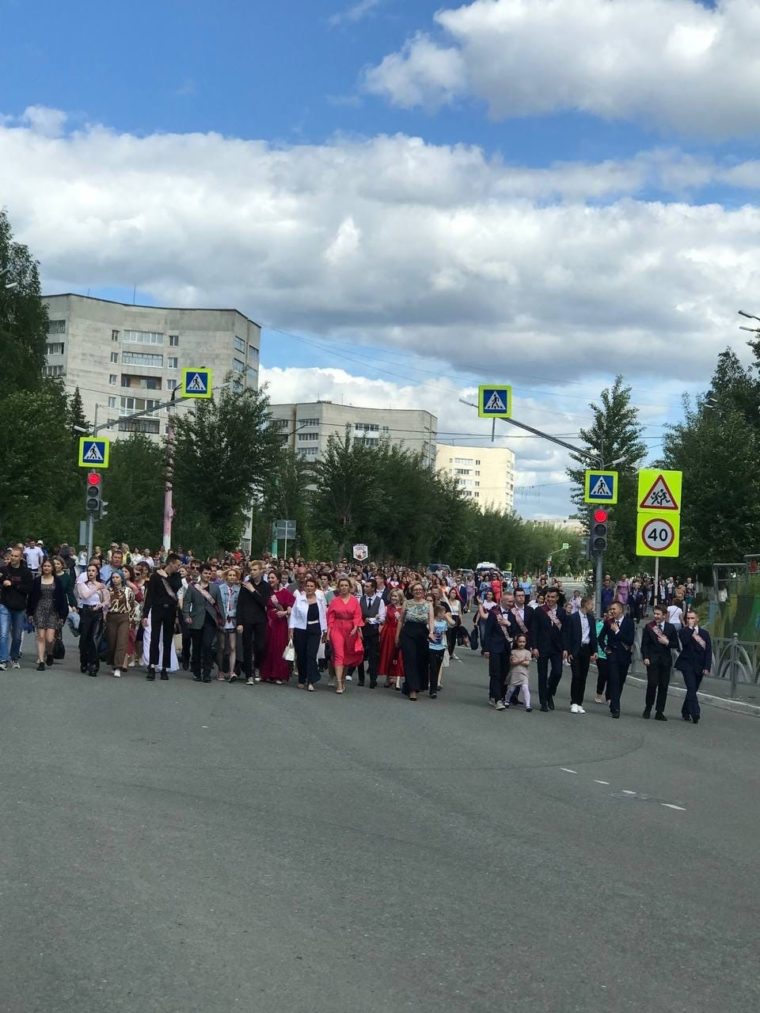 Погода качканар дня. Фото шествия выпускников 2022. Шествие дети. Выпускной Свердловская обл. Парад выпускников 2022 Ульяновск фото.